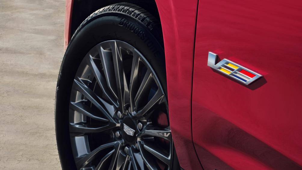 Cadillac hiện đang giữ kín các thông tin về hệ truyền động nhưng mẫu xe này dự kiến sẽ được trang bị động cơ V8 6.2L siêu nạp tương tự như CT5-V Blackwing