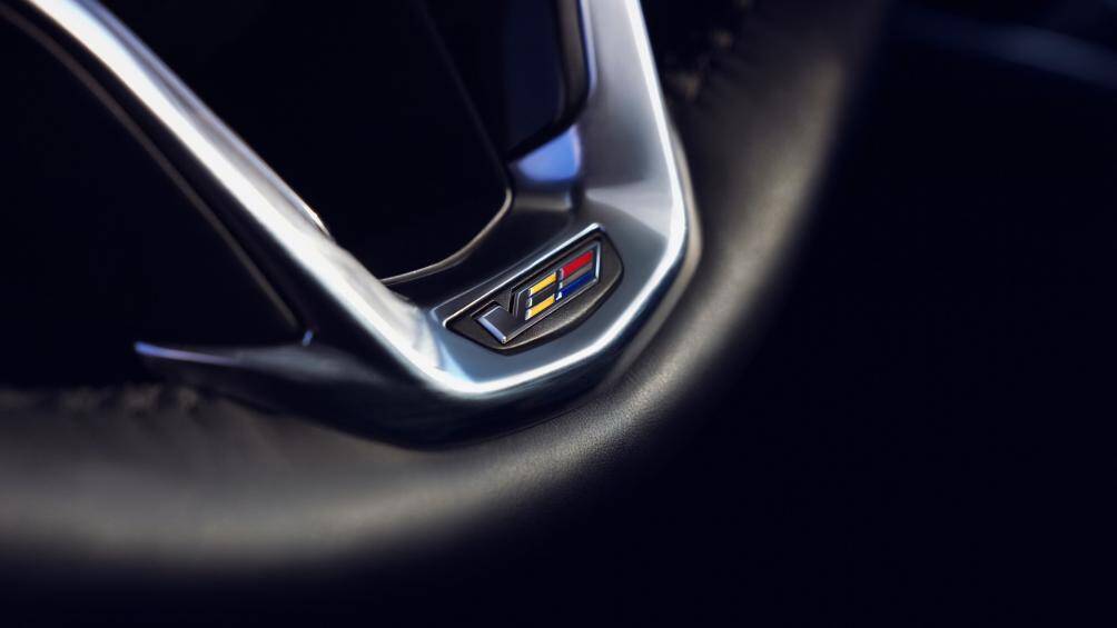 Nội thất của Cadillac Escalade-V vẫn còn là một bí ẩn khi Cadillac mới chỉ công bố một bức ảnh cho thấy vô-lăng bọc da với huy hiệu V-Series