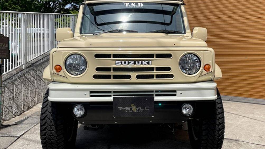 Đây là chiếc Suzuki Jimny Siera JL hoàn toàn mới được nâng cấp với bộ bodykit mang tên "The Roots" của hãng độ Damd