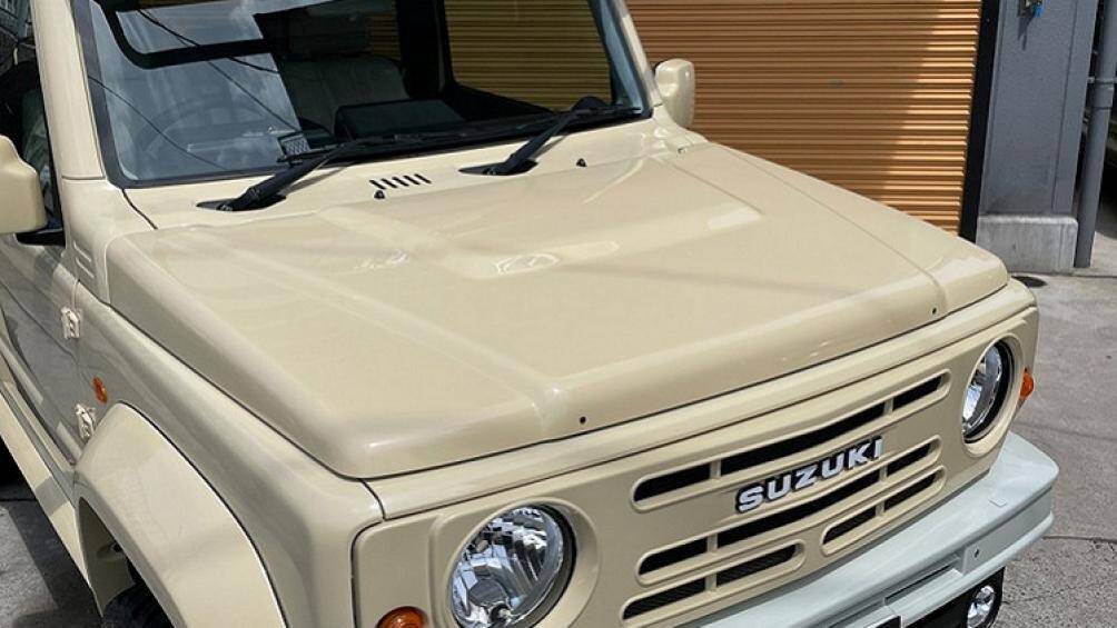 Đặc biệt, phần nắp capo phồng lên là chi tiết được lấy cảm hứng từ mẫu xe Land Rover Defender