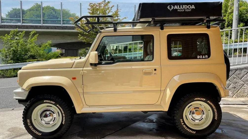 Xe sở hữu bộ la-zăng 16 inch đi kèm lốp địa hình cỡ lớn Monster Mad Warrior 235/70R16. Nóc kim loại khá lớn đủ để lắp một bộ lều cùng hành lý