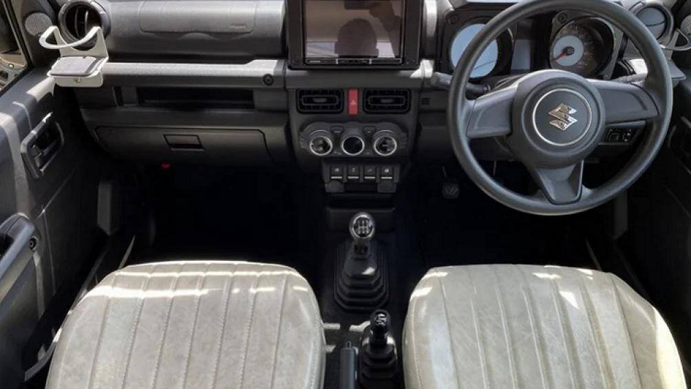 Nội thất Jimmy có màn hình cảm ứng 8 inch cho hệ thống thông tin giải trí, loa Focal, khay để cốc phía trước cửa gió điều hòa...