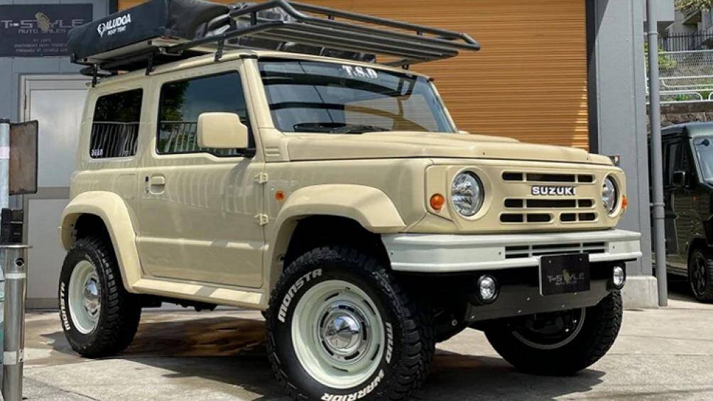 Phiên bản Suzuki Jimny độc đáo hơn nhờ diện mạo được tân trang lại theo phong cách cổ điển, kết hợp các trang bị off-road mạnh mẽ