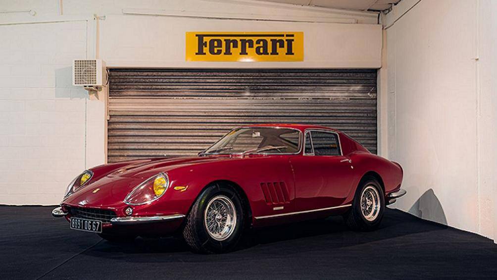 Một chiếc xe đáng chú ý khác là Ferrari 275 GTB/4 đời 1966. Đây là chiếc Ferrari đầu tiên có phối khí trục cam đặt trên đỉnh xy-lanh trên động cơ V12