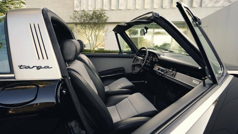 Chữ "Targa" đ&atilde; được sơn m&agrave;u đen mờ v&agrave; lưới tản nhiệt tr&ecirc;n động cơ c&oacute; huy hiệu "Porsche Design 50th Anniversary" t&aacute;i hiện chữ k&yacute; của F.A. Porsche