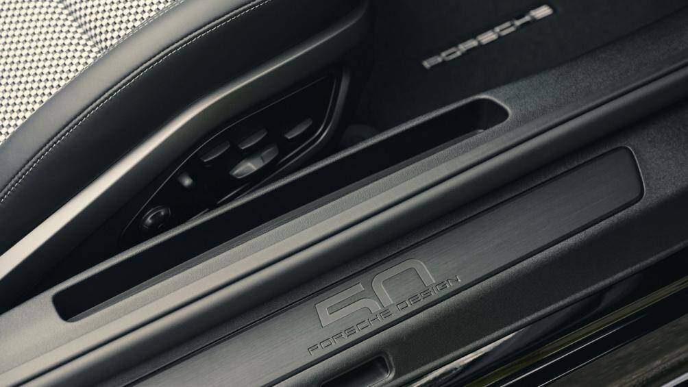 Porsche Design cũng sẽ ph&aacute;t h&agrave;nh Bộ sưu tập Limited Capsule với c&aacute;c phụ kiện, đồ thời trang, gi&agrave;y v&agrave; quần &aacute;o thể thao, vali h&agrave;nh l&yacute; v&agrave; phụ kiện...