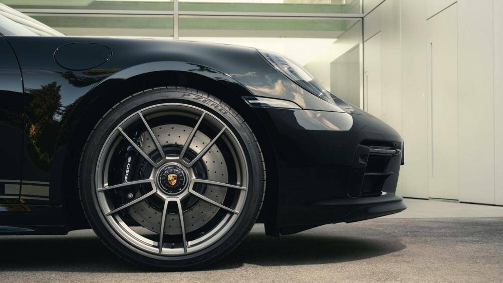 Mẫu xe 911 Edition 50Y mới được trang bị động cơ tăng &aacute;p k&eacute;p Flat Six giống như Targa GTS c&oacute; khả năng sản sinh c&ocirc;ng suất 473 m&atilde; lực