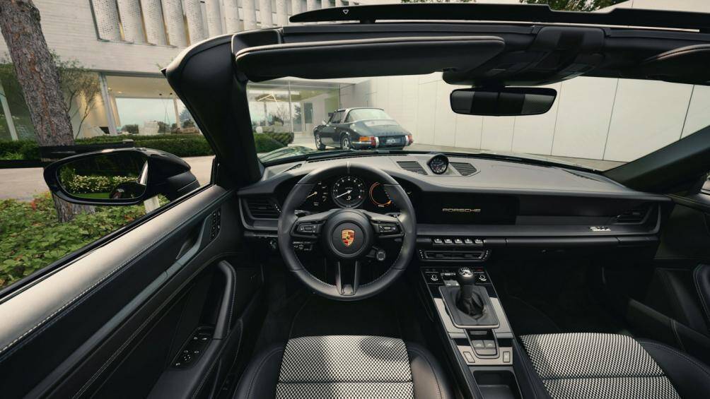 Đồng hồ Porsche Design Subsecond tr&ecirc;n xe c&oacute; kim bấm giờ được sơn đỏ gợi nhớ lại thiết kế của chiếc đồng hồ từng ra đời c&aacute;ch đ&acirc;y 50 năm