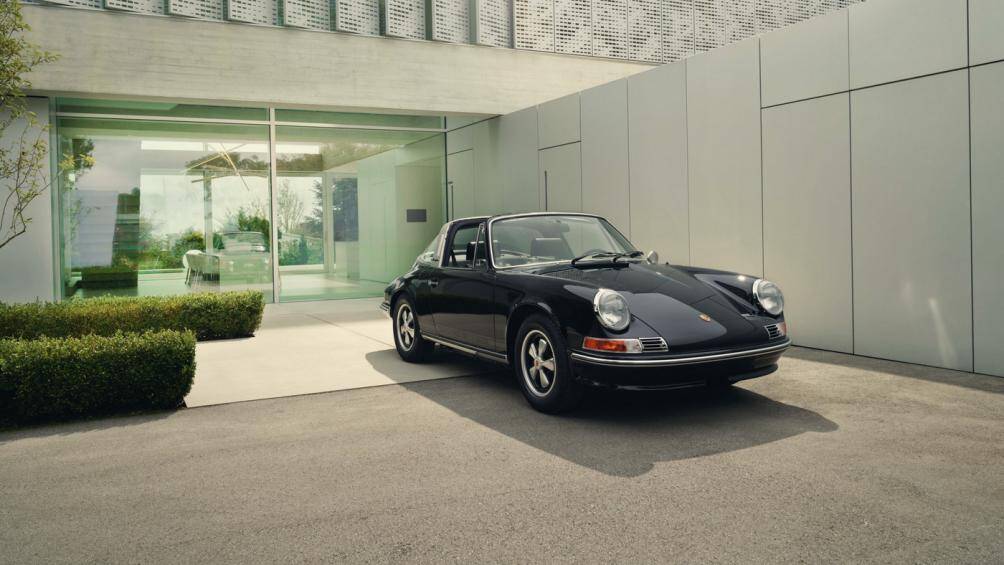 B&ecirc;n cạnh phi&ecirc;n bản giới hạn 911 Edition 50Y, thương hiệu cũng đ&atilde; phục chế một chiếc 911 S 2.4 Targa đời 1972 trong v&ograve;ng hai năm