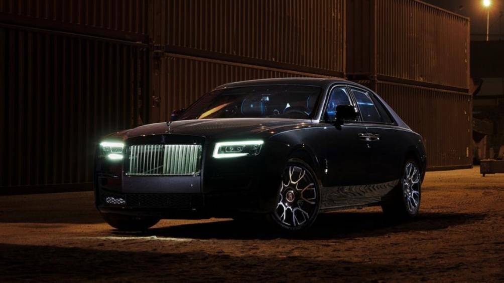 Rolls-Royce Ghost Black Badge 2022 được phủ 45 kg nước sơn màu đen - Ôtô