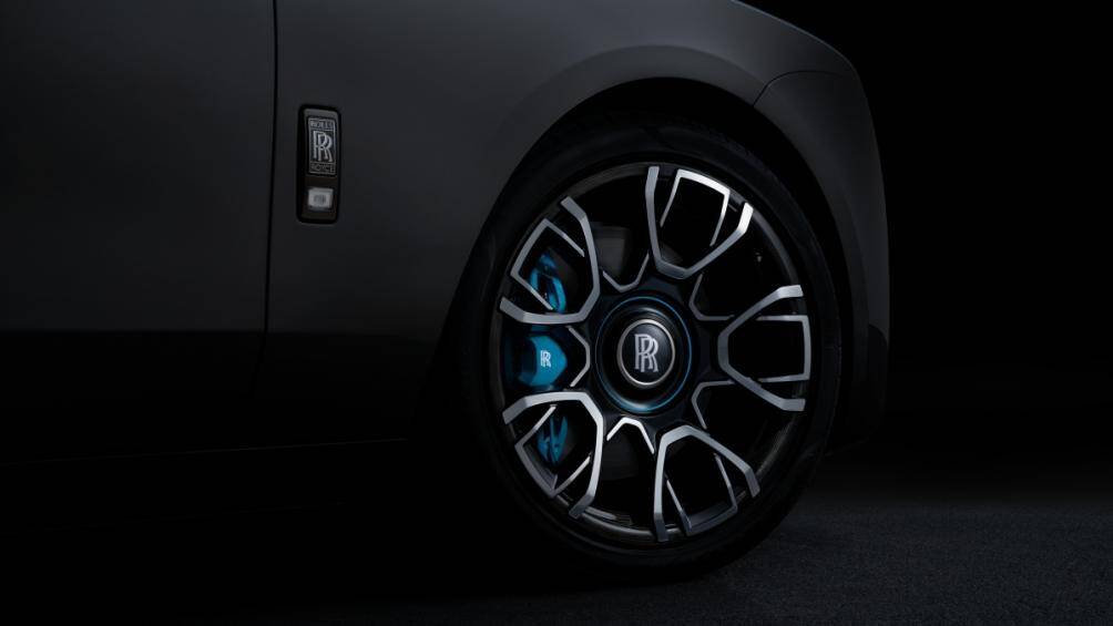 Phiên bản Rolls-Royce Ghost Black Badge mới nhất sở hữu mâm xe được chế tác từ 44 lớp sợi kim loại kết hợp với sợi carbon