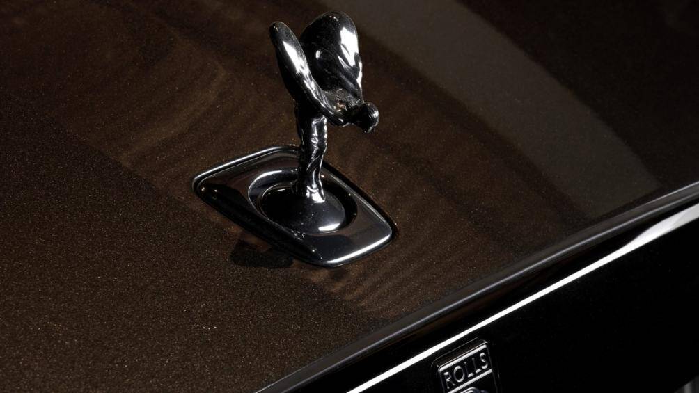 Ngay cả với biểu tượng Spirit of Ecstasy và lưới tản nhiệt Pantheon Grille vốn thường được đánh bóng sáng, nay đã được phủ màu đen