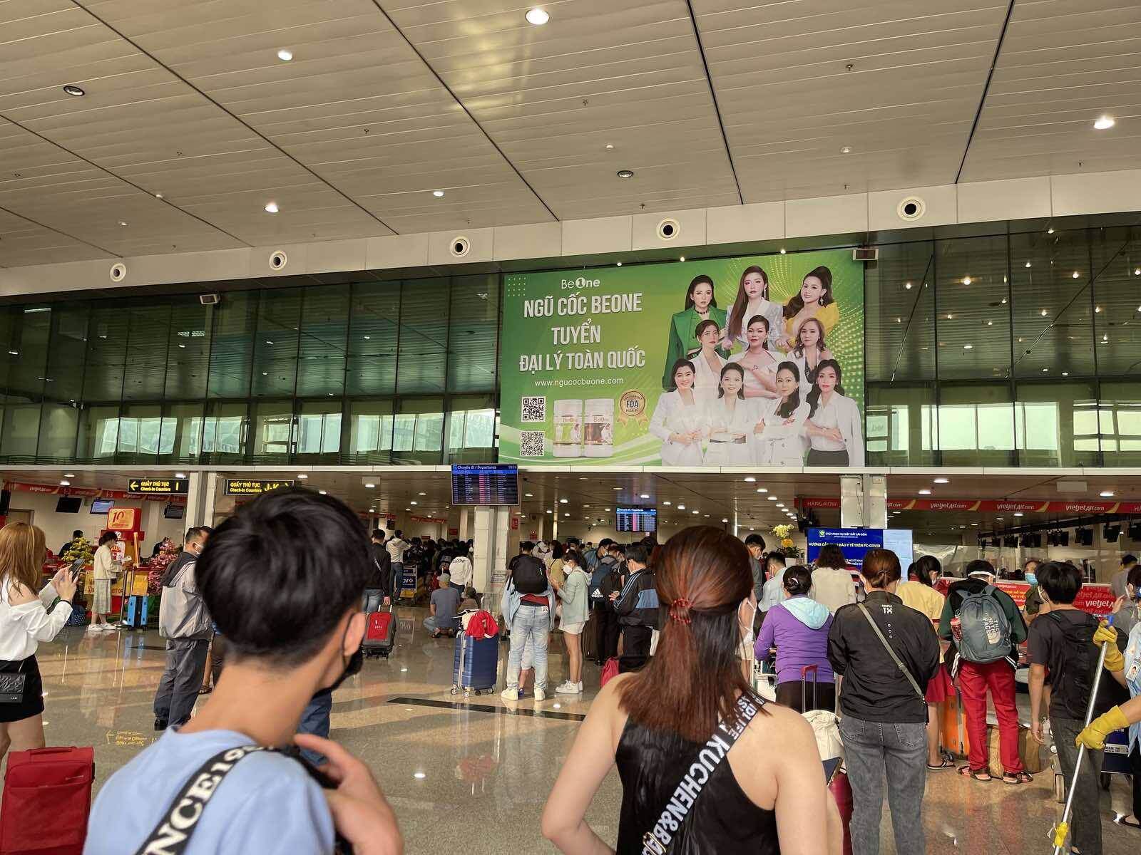 Phó tổng giám đốc Tổng công ty Cảng hàng không VN (ACV) Nguyễn Quốc Phương cho biết: Cảng hàng không Tân Sơn Nhất hoàn toàn đủ năng lực phục khách qua cảng trong những ngày này.
ACV cũng quyết định mở thêm 2 cửa lên máy bay nội địa tại ga quốc tế để giảm tải cho nhà ga quốc nội.