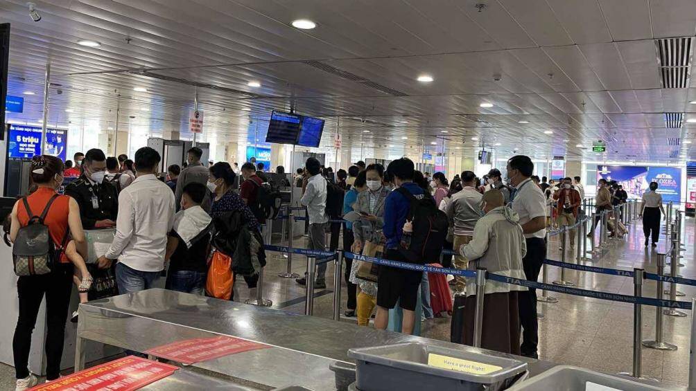 Được biết, Tết Nguyên đán 2020, trung bình mỗi ngày có tới 110 nghìn khách qua Tân Sơn Nhất. Con số này năm 2021 là 90 nghìn người. Trong khi đó, những ngày vừa qua, trung bình mới có 70 nghìn khách qua sân bay này.