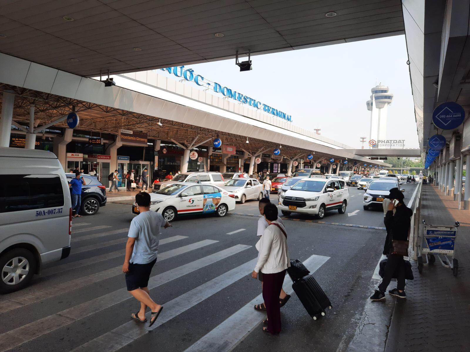 Khu vực bên ngoài nhà ga Tân Sơn Nhất khá thông thoáng trong sáng nay.