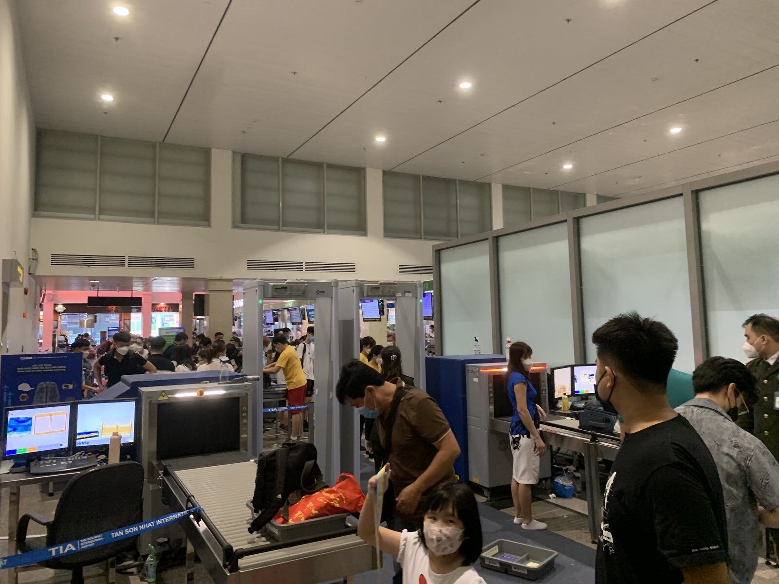 Giám đốc Cảng vụ Hàng không miền Nam Nguyễn Minh Tuấn cho biết sân bay Tân Sơn Nhất đã mở tối đa 17 máy soi an ninh tại sảnh A và 9 máy tại sảnh B, đảm bảo thông thoát.