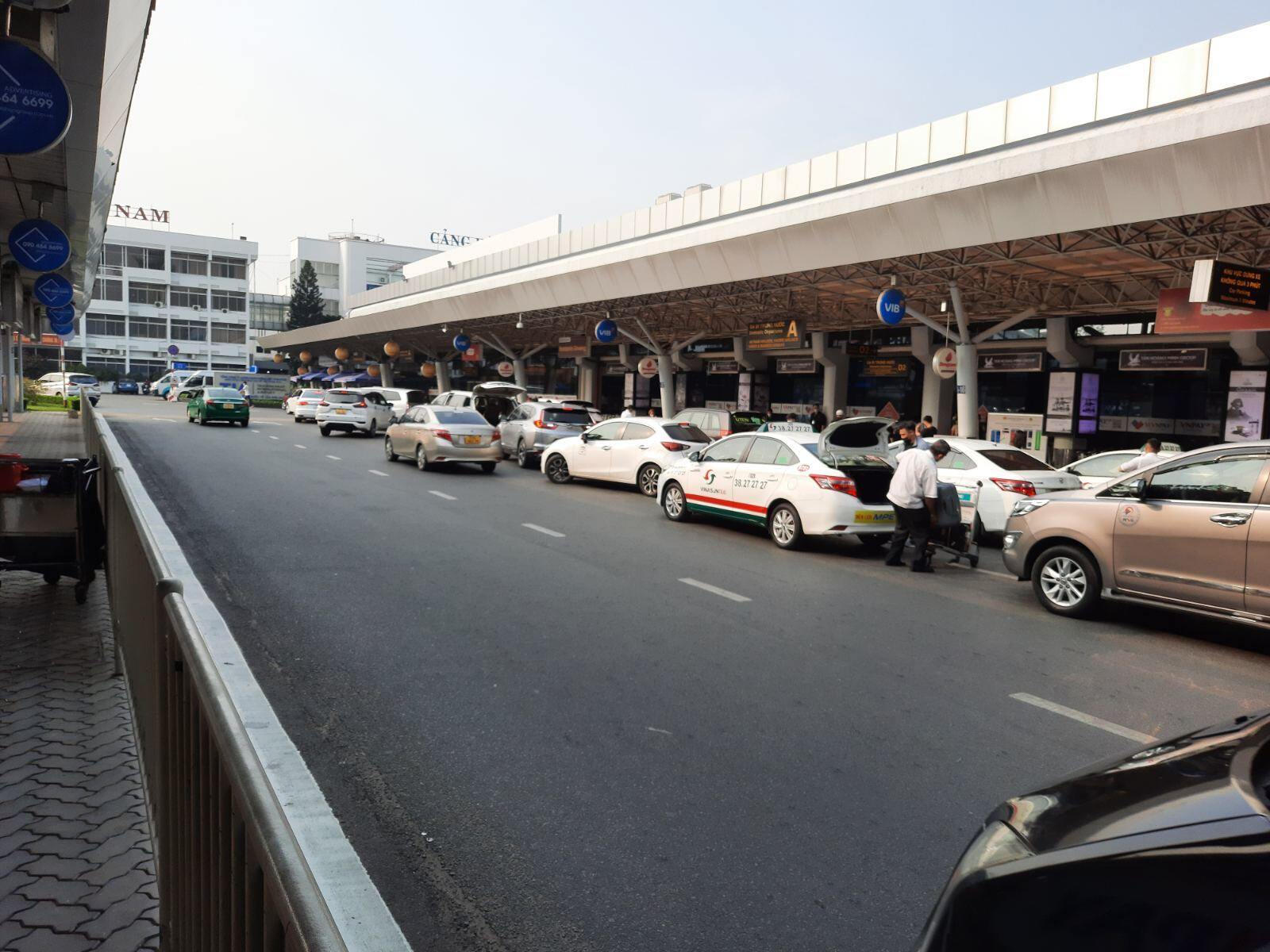 Phương án phân làn, phân luồng thông dành cho người và phương tiện đưa/đón hành khách tại sân bay quốc tế Tân Sơn Nhất được thực hiện nghiêm túc, hạn chế ùn tắc trước nhà ga hành khách sân bay.