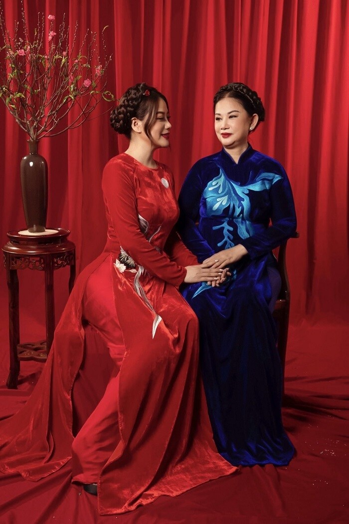 Bà Minh Phương - mẹ của Trương Ngọc Ánh đã bước vào độ tuổi U70 (sinh năm 1958), có vẻ ngoài phúc hậu. Nữ nghệ sĩ từng bật mí, mẹ ruột cô là hoa khôi một thời.