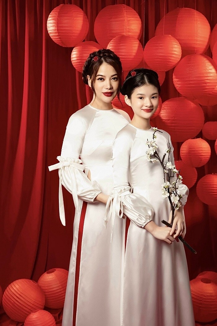 Trương Ngọc Ánh cùng chồng cũ là diễn viênTrần Bảo Sơn tạo mọi điều kiện để con gái được phát triển tự nhiên nhất. Trong tương lai gần, có thể Devon Trần sẽ sang Mỹ du học sau thời gian rèn luyện ở trường quốc tế tại TP.HCM.
