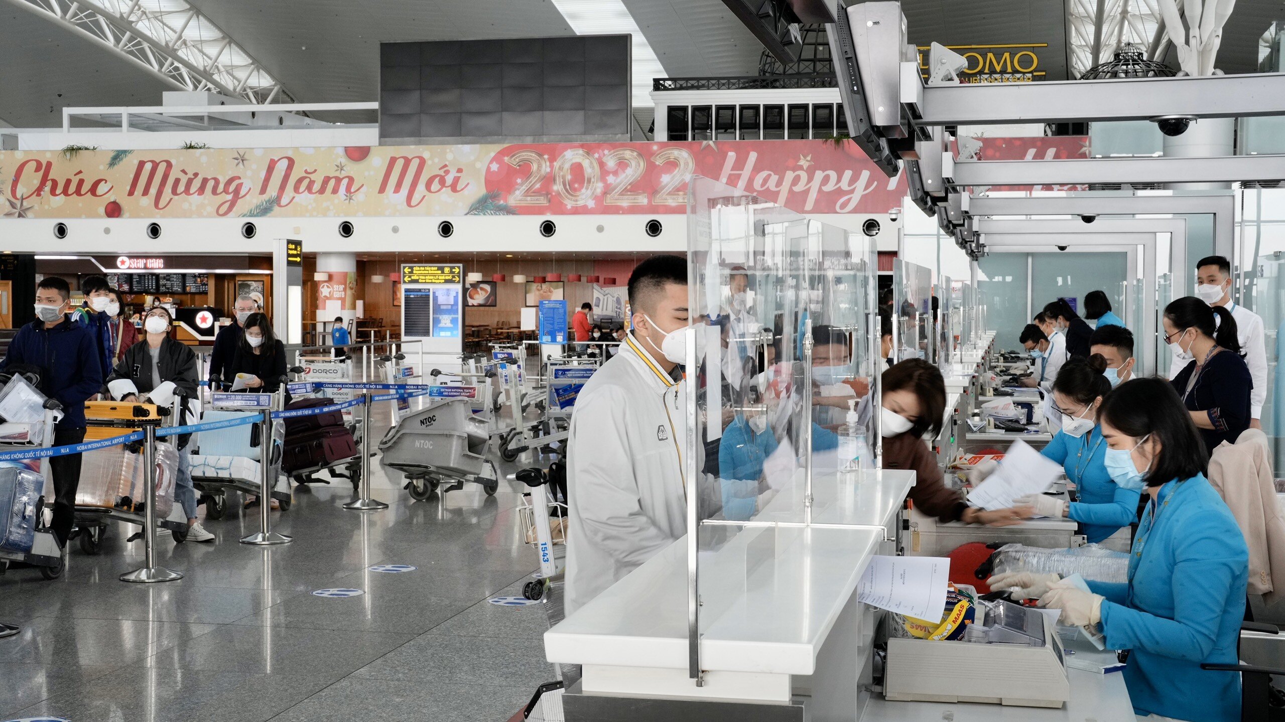 Cảng HKQT Nội Bài cho biết, nhu cầu khách đi lại những ngày giáp Tết Nguyên đán đang tăng dần. Tuy nhiên, trước Tết Nguyên đán, khách qua Nội Bài chủ yếu là khách đến nên việc lưu thoát nhanh, không xảy ra ùn tắc tại sân bay