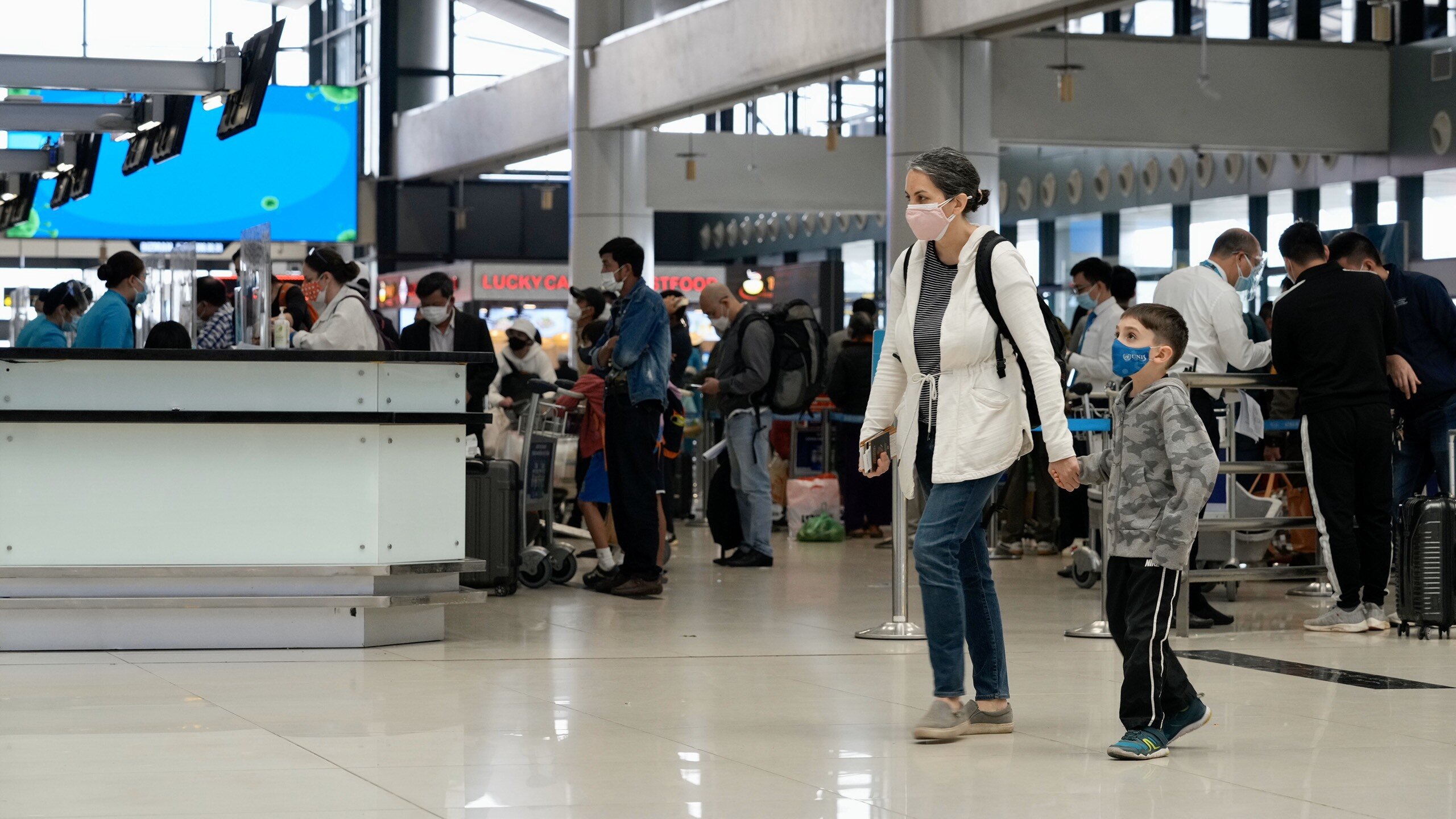 Giám đốc CHK quốc tế Nội Bài Tô Tử Hà cho biết, các doanh nghiệp hàng không thiết lập một “hành lang xanh” cấu thành từ “con người xanh” (nhân viên hàng không, hành khách), “phương tiện, hạ tầng xanh” (sân bay, máy bay và các phương tiện chuyên chở hành khách) và “quy trình xanh” (giảm thiểu tối đa hạn chế tiếp xúc, tuân thủ quy trình phòng dịch), đảm bảo phục vụ an toàn nhất trong bối cảnh dịch bệnh.
Bên ngoài nhà ga, cảng lắp đặt hệ thống kiểm soát nhiệt độ và đeo khẩu trang của hành khách. Khi bất kỳ ai đi qua mà không có khẩu trang, hệ thống lập tức báo động.