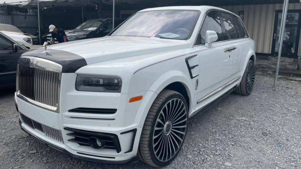 Chiếc Rolls-Royce Cullinan này mang trên mình ngoại thất màu trắng bóng kèm một số chi tiết đen