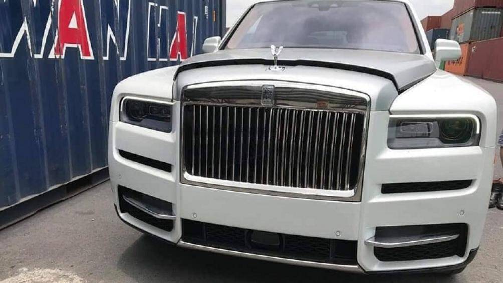 Phần cản trước còn được trang bị một bộ chia với hốc gió lớn, tích hợp thêm hai đèn sương mù hai bên cản