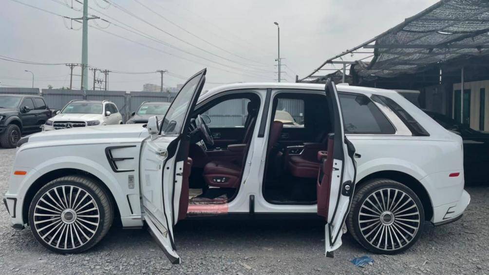 Mẫu xe được trang bị hàng loạt chi tiết ốp bằng chất liệu carbon cao cấp, như ở hốc gió vè ốp bánh trước, ốp phía sau cột D