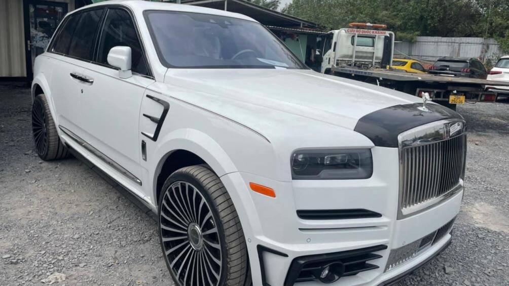 Ở cản trước, Mansory đã nâng cấp lưới tản nhiệt dạng thác nước quen thuộc thành lưới dọc mở rộng ở phía dưới