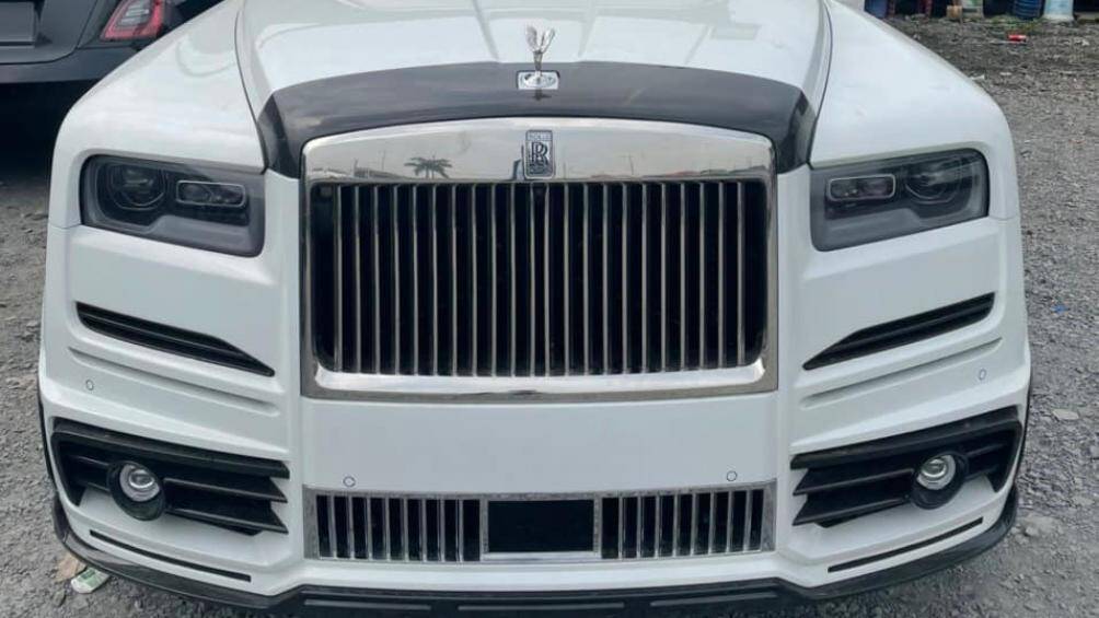 Chiếc Cullinan Mansory đầu tiên tại Việt Nam được lắp đặt thêm tùy chọn đèn sương mù cho hốc gió phía trước