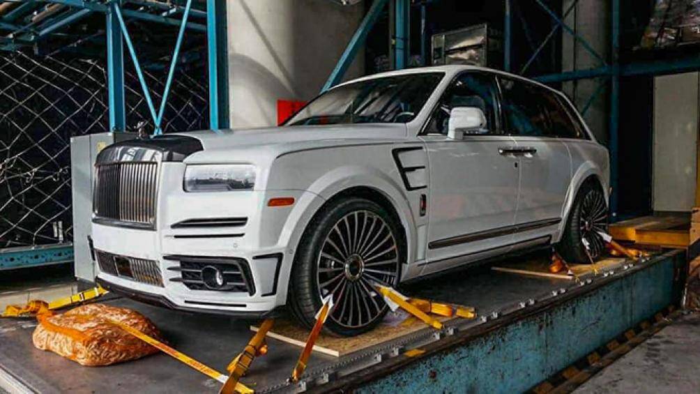 Ngay trước Tết Nguyên Đán 2022, thị trường Việt Nam chính thức đón nhận chiếc Rolls-Royce Cullinan độ thân rộng đến từ Mansory