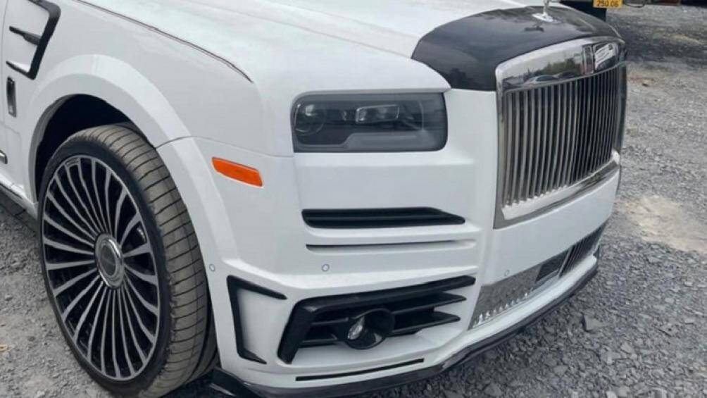 Mansory đã đem tới cho Cullinan bộ nâng cấp thân rộng widebody với các ốp bánh xe mở rộng với phần vè trước