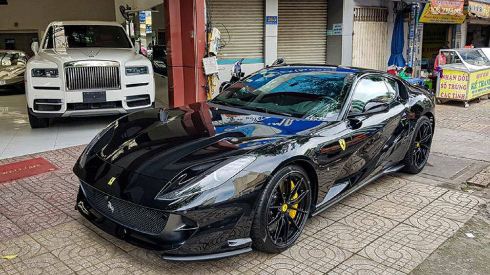 Chiếc siêu xe Ferrari 812 Superfast thứ 2 về Việt Nam sở hữu màu ngoài thất sơn đen tuyền và đã được vận chuyển về Hà Nội
