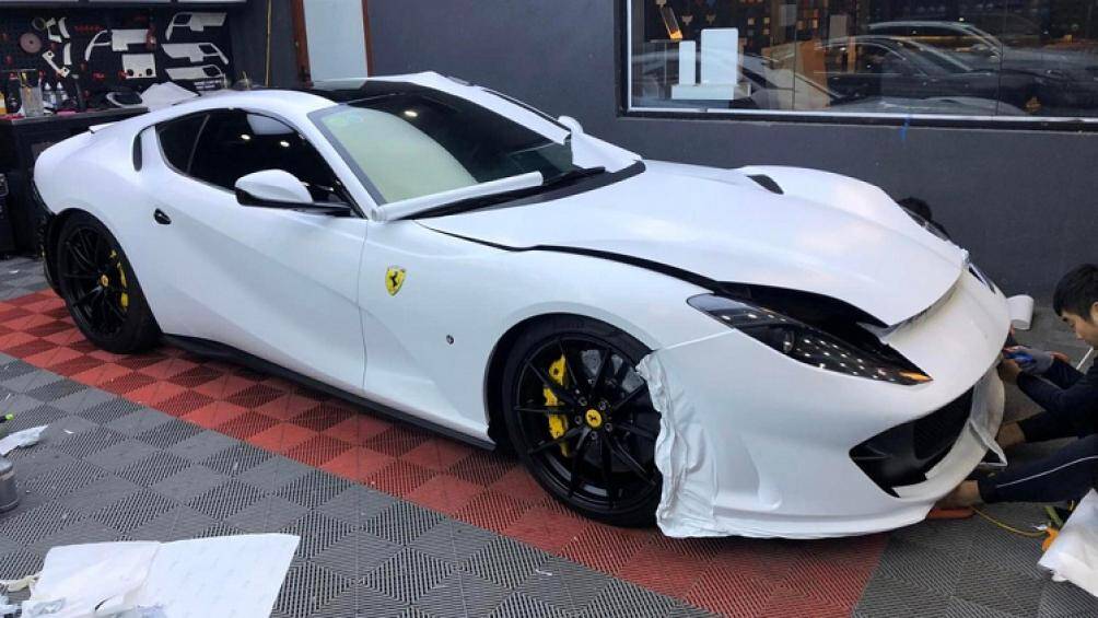 Bộ áo đen tuyền nguyên bản đã được lột bỏ và khoác lên mình màu sơn trắng "bạch mã"