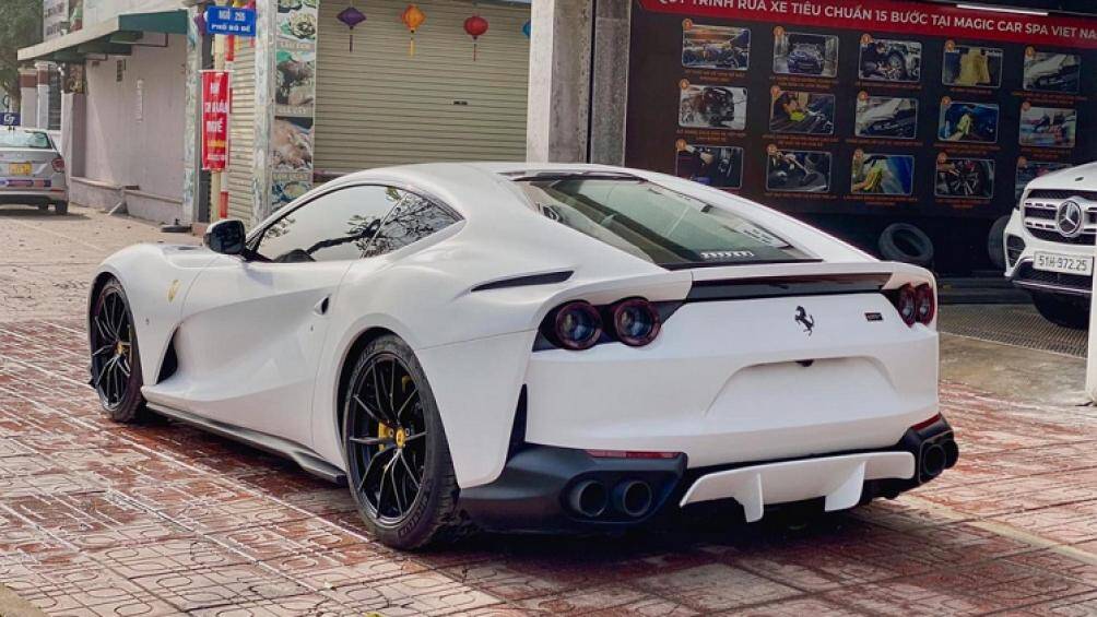 Siêu xe Ferrari 812 Superfast này còn được trang bị ống xả độ FI có số thứ tự 008