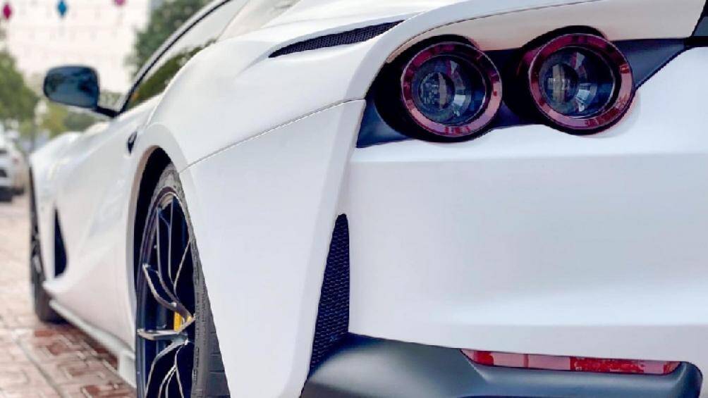 Tại thị trường nước ngoài, "siêu ngựa" này có giá khởi điểm 335.275 USD, tương đương 7,76 tỷ đồng chưa bao gồm các tuỳ chọn