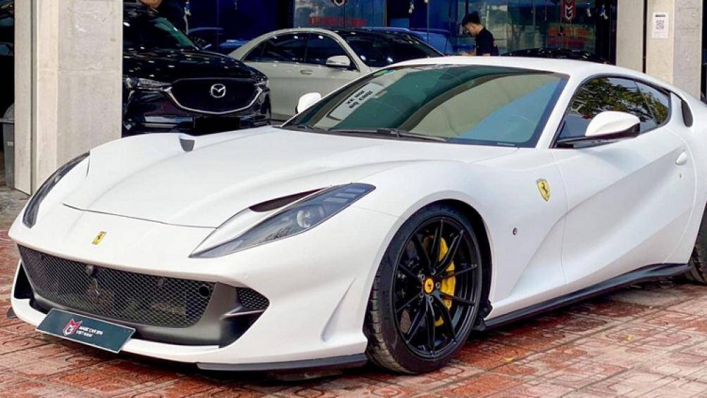 Hiện chưa rõ mức giá xe Ferrari 812 Superfast thứ hai về Việt Nam, chỉ biết rằng nó có mức tính phí trước bạ vào khoảng 27 tỷ đồng