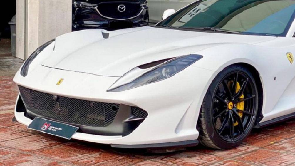 Ngoài bộ áo mới, siêu xe này còn có nhiều chi tiết sơn đen bao gồm bộ mâm 5 chấu kép cùng kẹp phanh màu vàng nổi bật