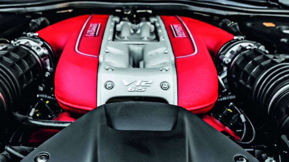 Ferrari 812 Superfast được trang bị động cơ hút khí tự nhiên V12, dung tích 6.5 lít, sản sinh công suất tối đa 789 mã lực
