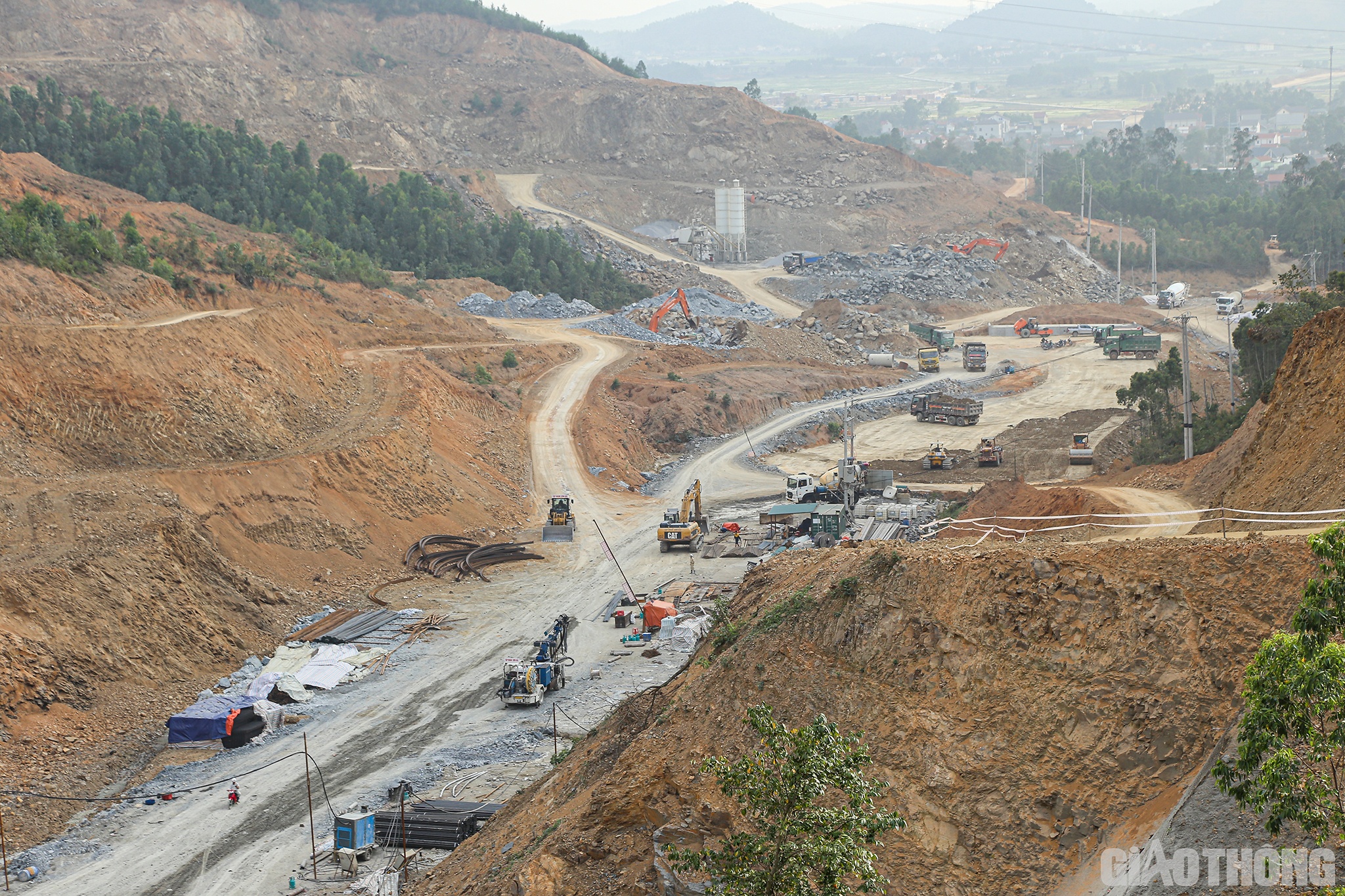 Những ngày cuối năm Tân Sửu (2021), trên đại công trường thi công Dự án thành phần cao tốc Bắc - Nam đoạn Nghi Sơn - Diễn Châu không khí thi đua lao động vẫn rất sôi nổi, rộn ràng.