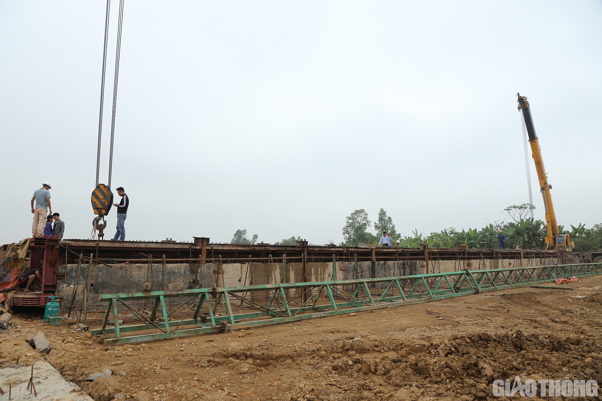 Bên cạnh những tín hiệu tích cực trên đại công trường thi công Dự án thành phần cao tốc Bắc - Nam đoạn Nghi Sơn - Diễn Châu vẫn còn những tồn tại chưa được giải quyết khiến các nhà thầu không khỏi lo lắng. Đó là tại một số vị trí, người dân vẫn chưa bàn giao mặt bằng cho đơn vị thi công.