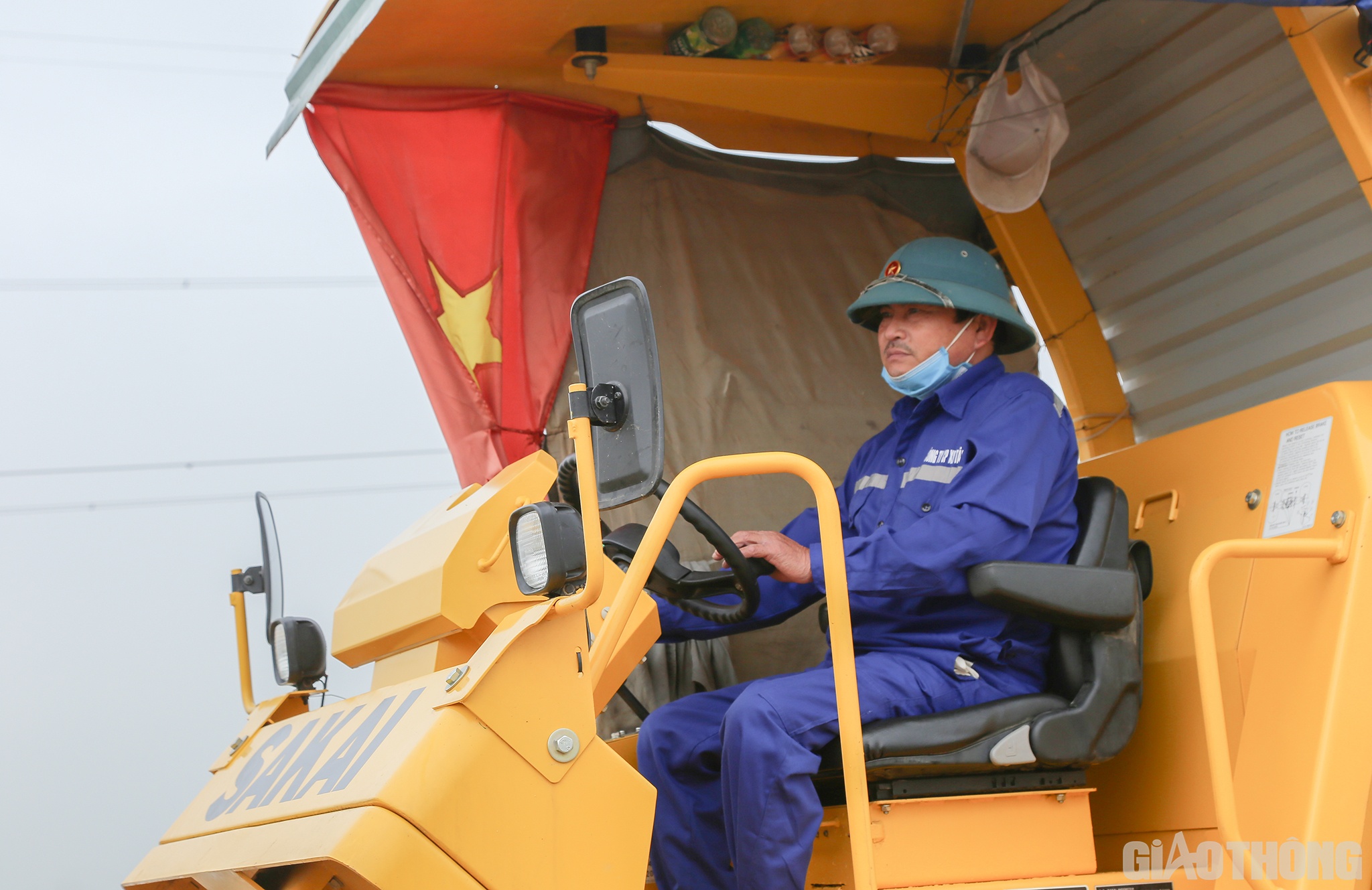 Công nhân Chu Văn Toàn (60 tuổi, Công ty Cổ phần XD Tân Nam) không giấu hết niềm tự hào: Được thi công công trình trọng điểm của quốc gia, anh em ai cũng phấn khởi, tự hào. Dù sát Tết nhưng mọi người vẫn động viên nhau bám công trường, phấn đấu hoàn thành nhiệm vụ, bảo đảm tiến độ và chất lượng công trình.