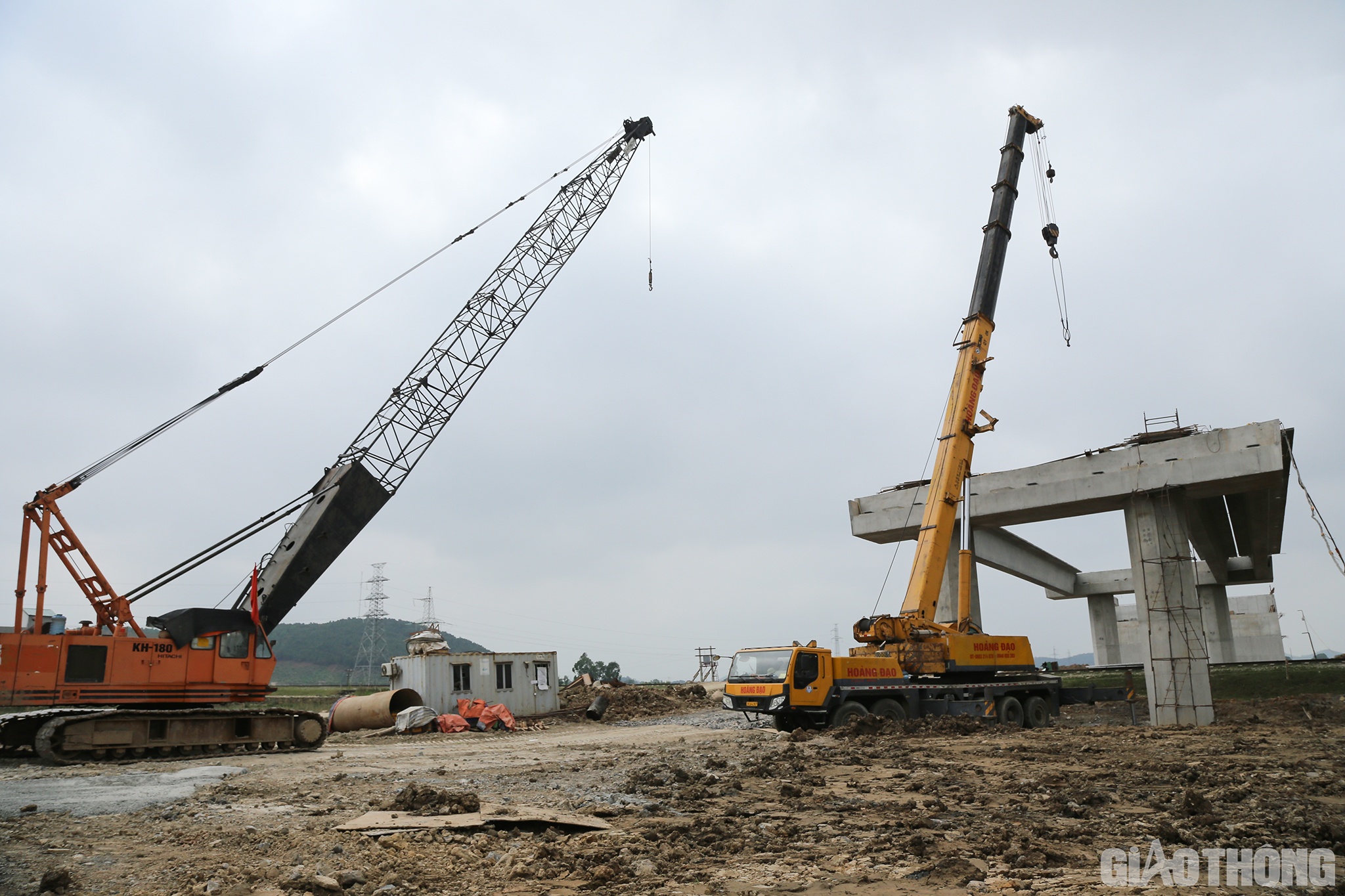 Tại gói thầu XL-03, không khí thi đua lao động cũng khẩn trương, nhộn nhịp không kém. Tại cầu Quỳnh Lưu, 3 dầm cầu đầu tiên đã được lao xong. Đây là cây cầu đầu tiên trên toàn Dự án thành phần cao tốc Bắc - Nam đoạn Nghi Sơn - Diễn Châu được lắp dầm.