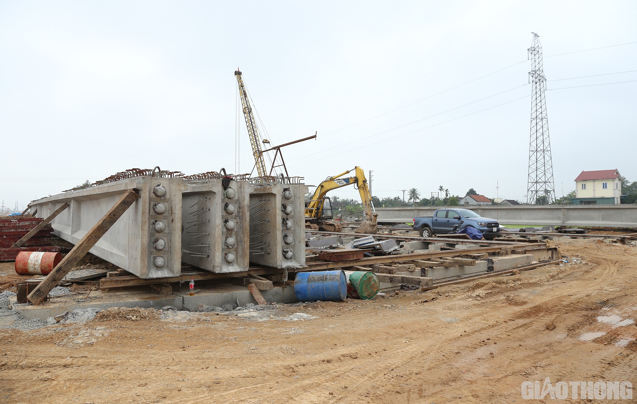 Ông Phan Đức Thế - Phó giám đốc Công ty CP Xây lắp 368 cho biết: Tính đến thời điểm hiện tại, công trình cầu Quỳnh Lưu đã đạt 65% khối lượng, vượt hơn 200% về thời gian theo kế hoạch.