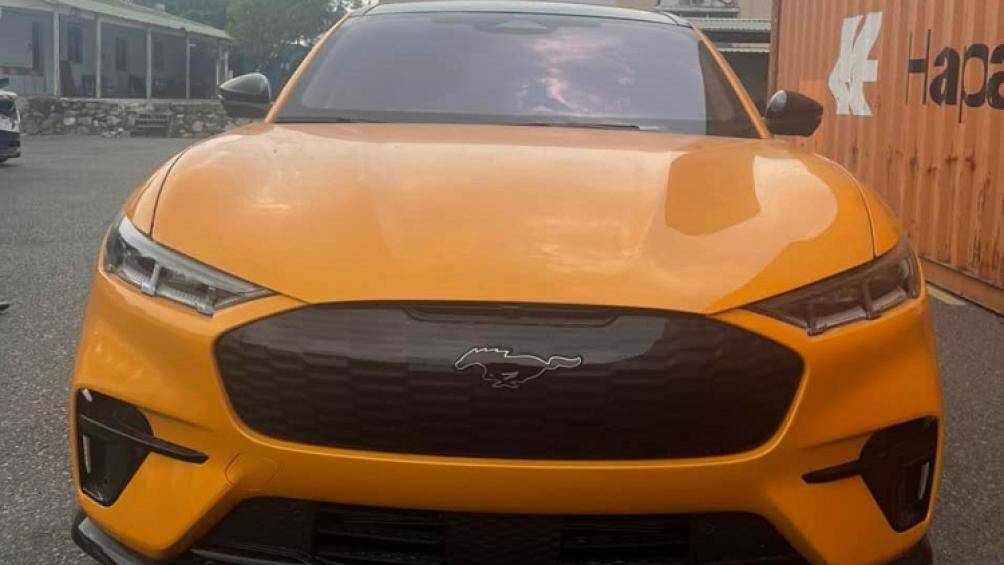Chiếc Mustang Mach-E GT đầu tiên tại Việt Nam sở hữu ngoại thất sơn màu Cyber Orange ánh kim đẹp mắt, kết hợp cùng bộ mâm đa chấu kích thước 20 inch