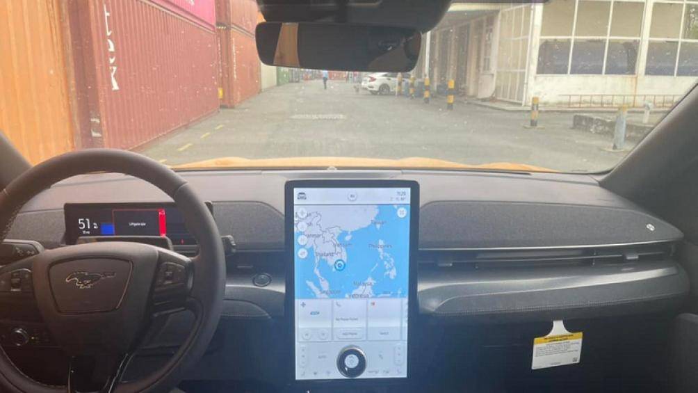 Nằm sau vô-lăng là màn hình ngang 10,2 inch, còn phần thông tin giải trí được thể hiện qua màn hình dọc 15,5 inch có hỗ trợ cảm ứng