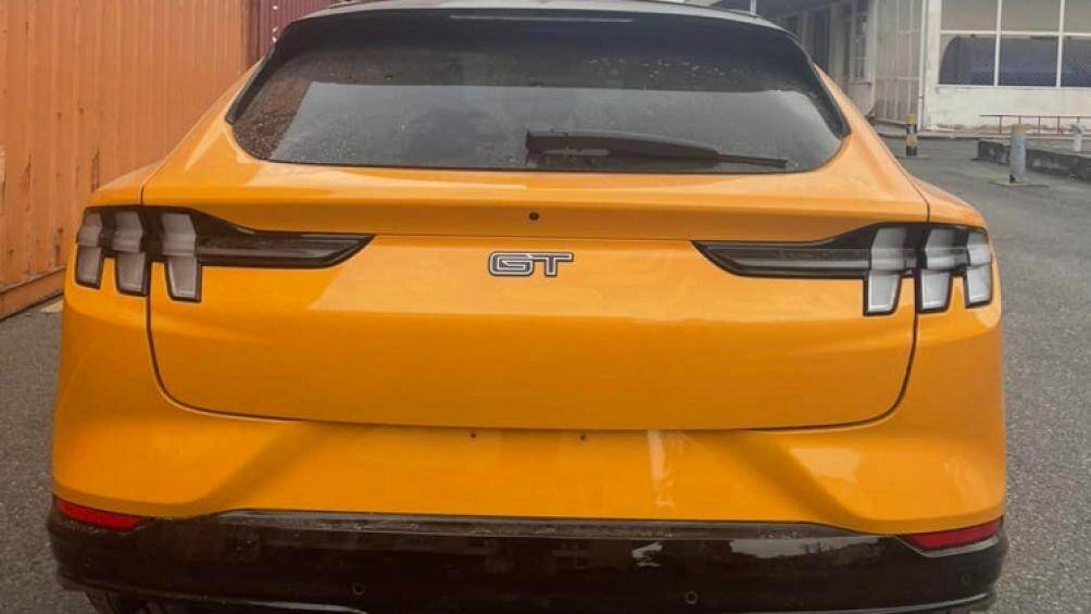 Ngoại thất của xe được tạo nét tương phản bằng các chi tiết sơn đen bóng ở cánh gió, ốp cản sau, cản trước...