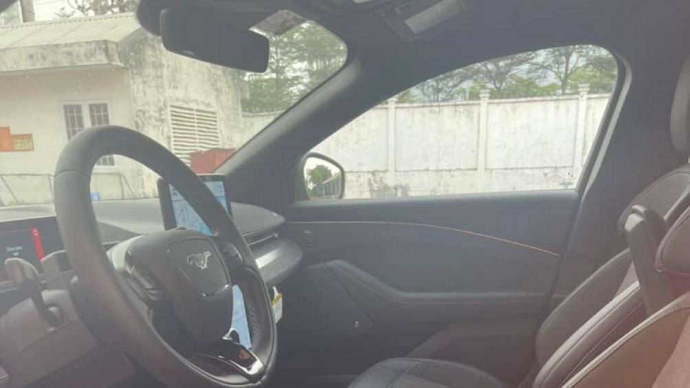 Nội thất Ford Mustang Mach-E GT đầu tiên được bọc da màu đen với các đường chỉ khâu tương phản màu trắng