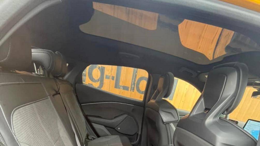 Ốp trang trí được sơn đen bóng. Xe được trang bị cửa sổ trời toàn cảnh