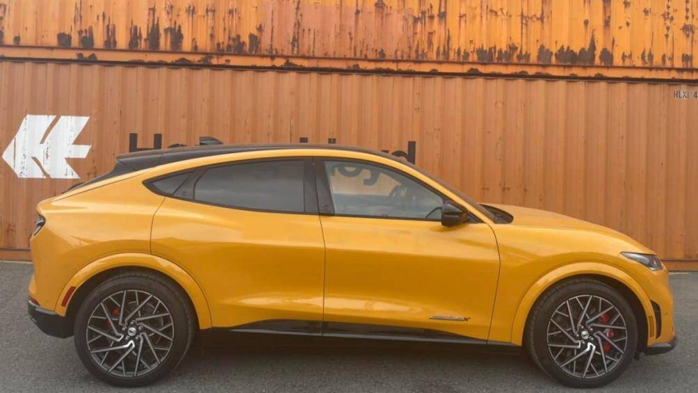 Mới đây, một chiếc xe Ford Mustang Mach-E GT chạy điện đầu tiên đã được một công ty nhập khẩu tư nhân đưa về Việt Nam